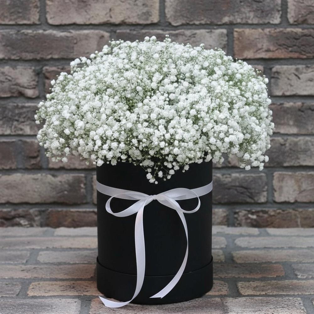 Цветочная композиция из Гипсофила в шляпной коробке в Первомайском Томской области