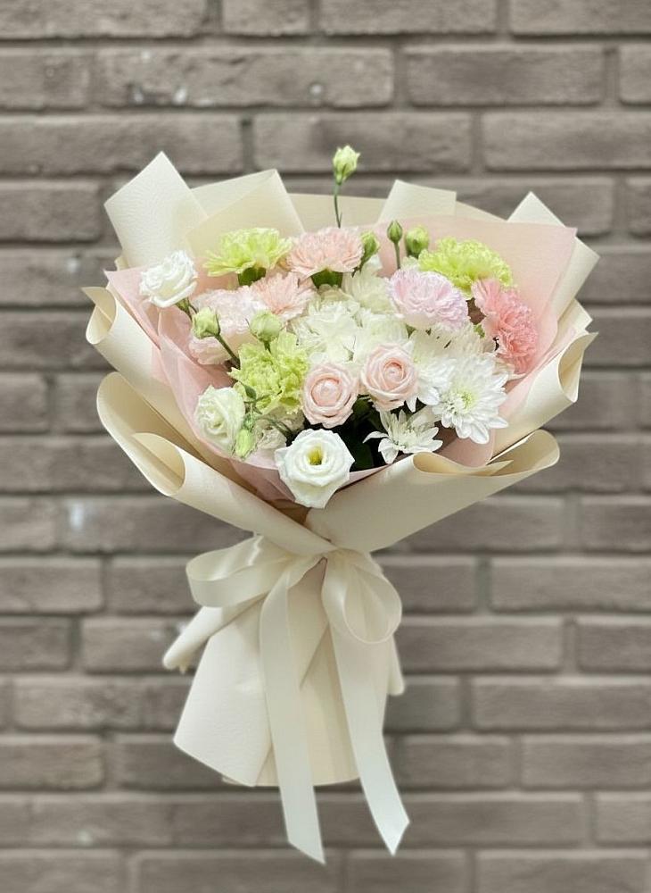 Букет цветов из: Гвоздики, Розы, Лизиантусы и Хризантемы в Первомайском Томской области