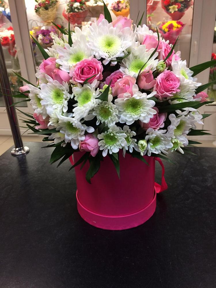 Цветочная композиция из Розы и Хризантемы в шляпной коробке в Первомайском Томской области