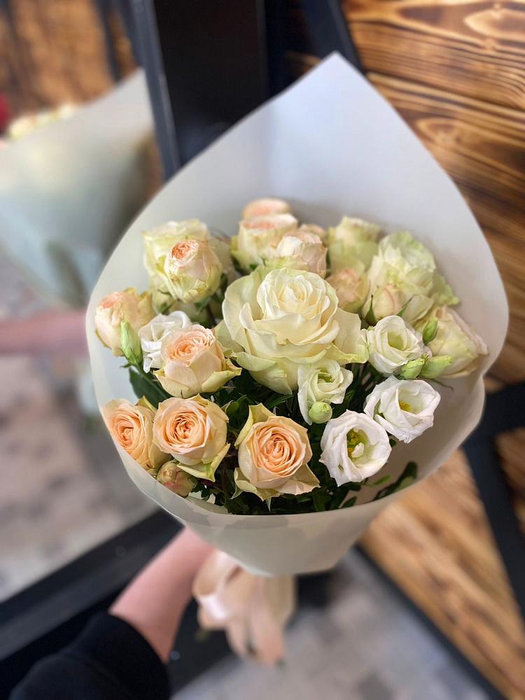 Букет цветов из: Розы и Лизиантусы в Первомайском Томской области